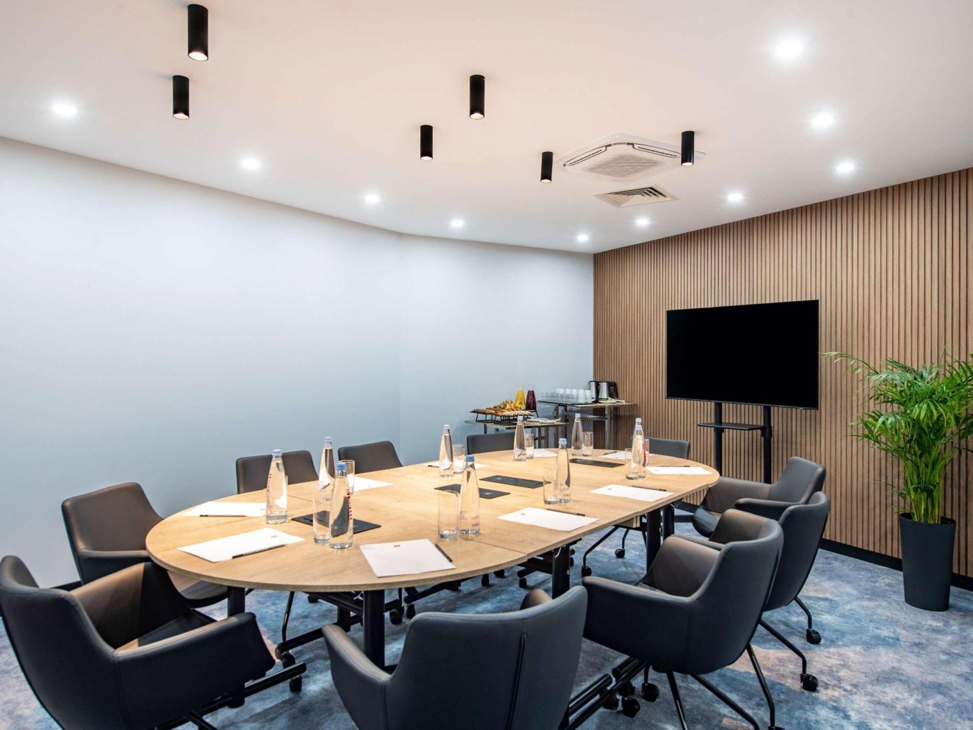 Ibis Tbilisi Airport Hotel Ngoại thất bức ảnh