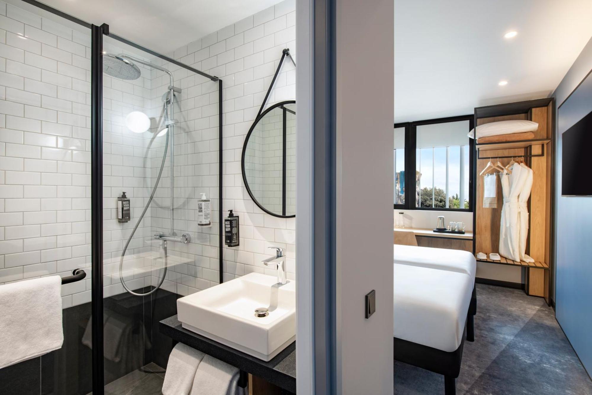 Ibis Tbilisi Airport Hotel Ngoại thất bức ảnh