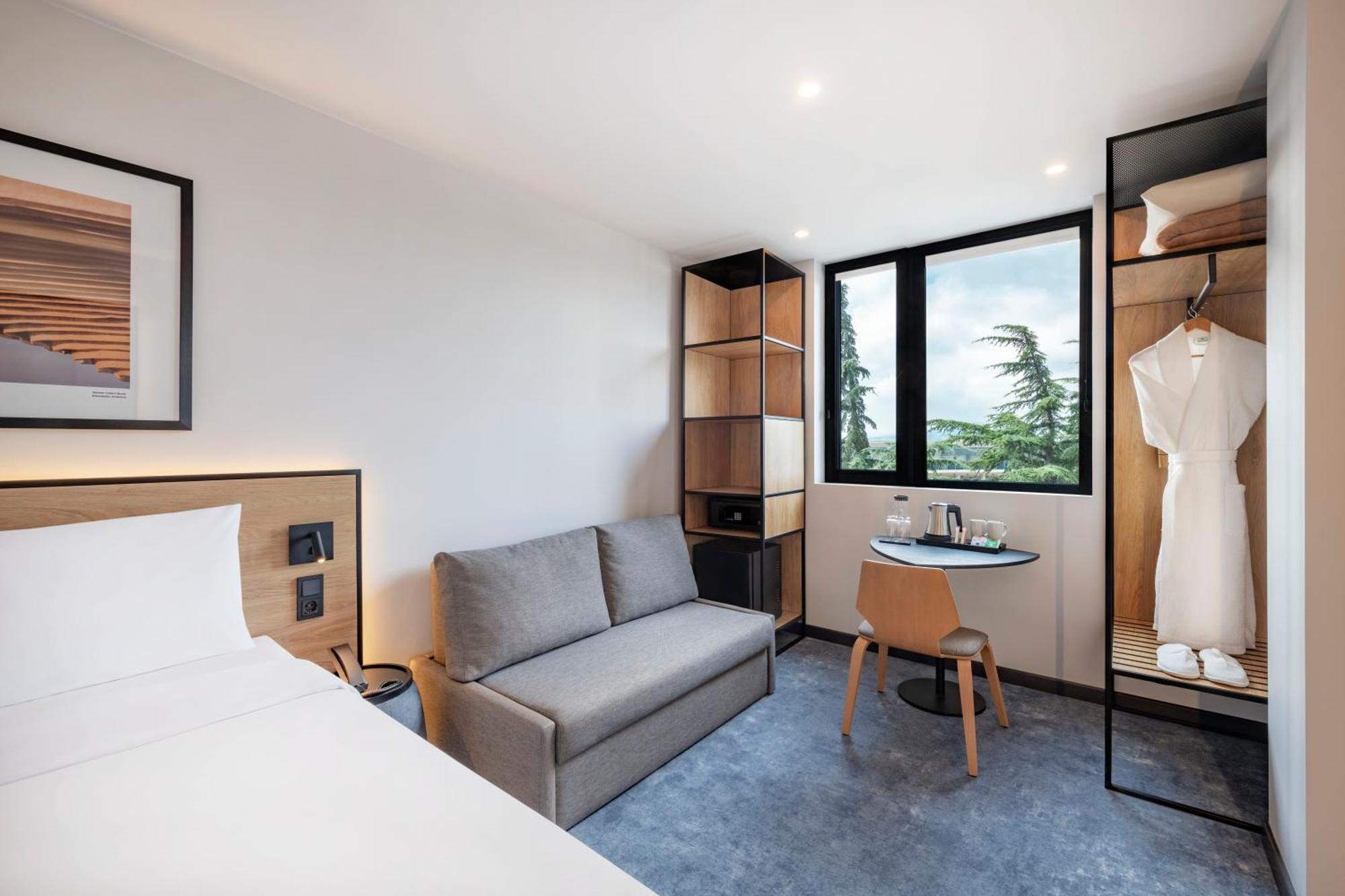 Ibis Tbilisi Airport Hotel Ngoại thất bức ảnh