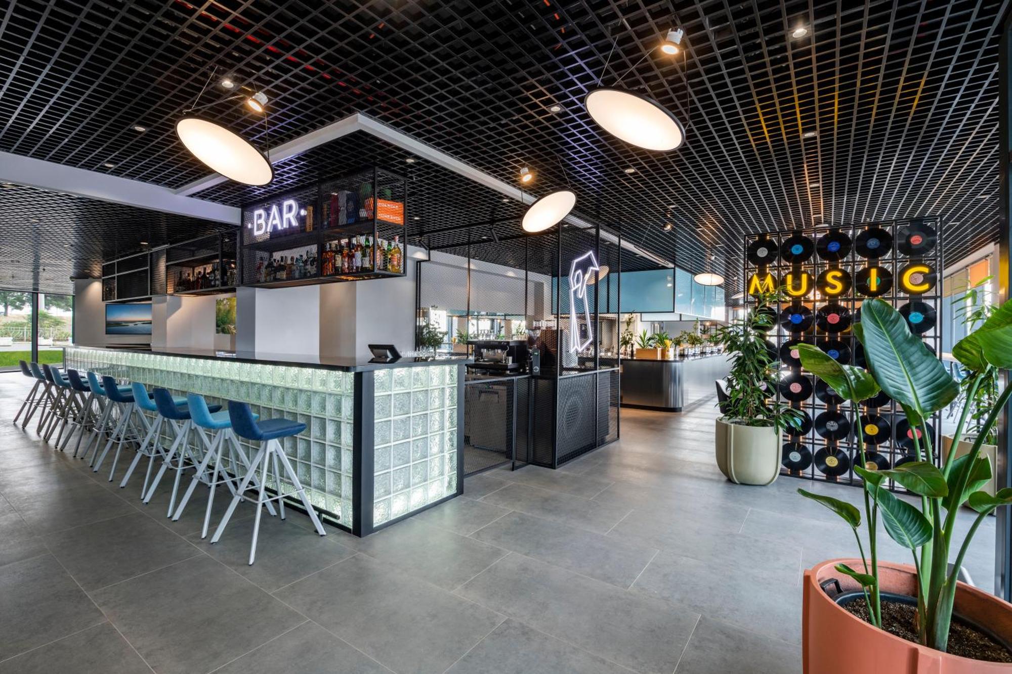 Ibis Tbilisi Airport Hotel Ngoại thất bức ảnh