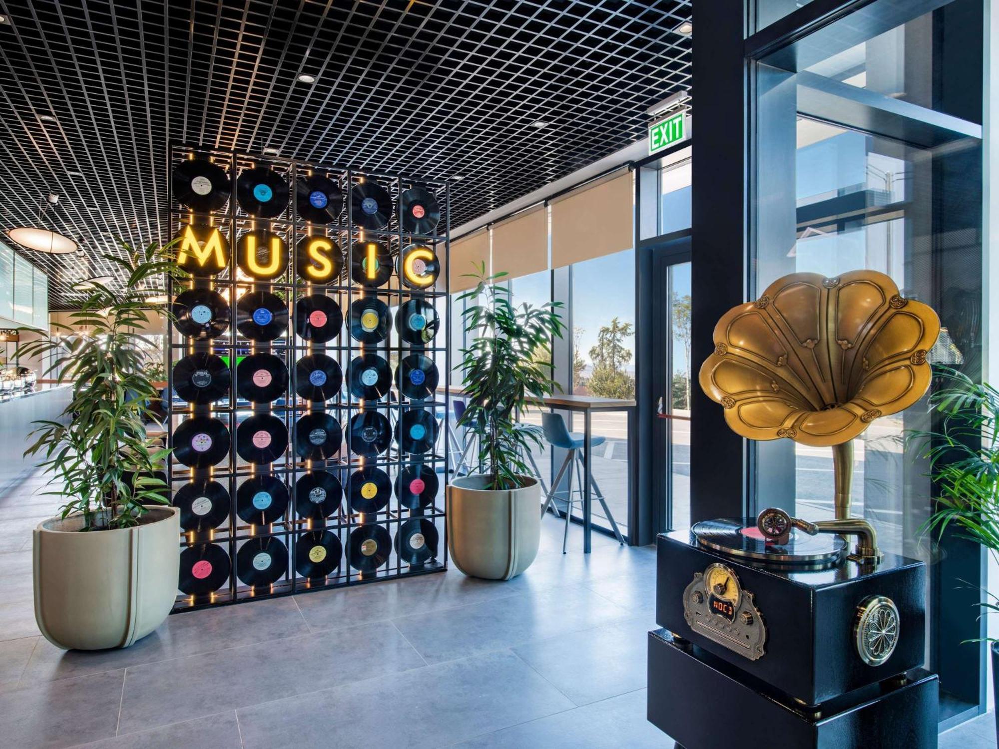 Ibis Tbilisi Airport Hotel Ngoại thất bức ảnh