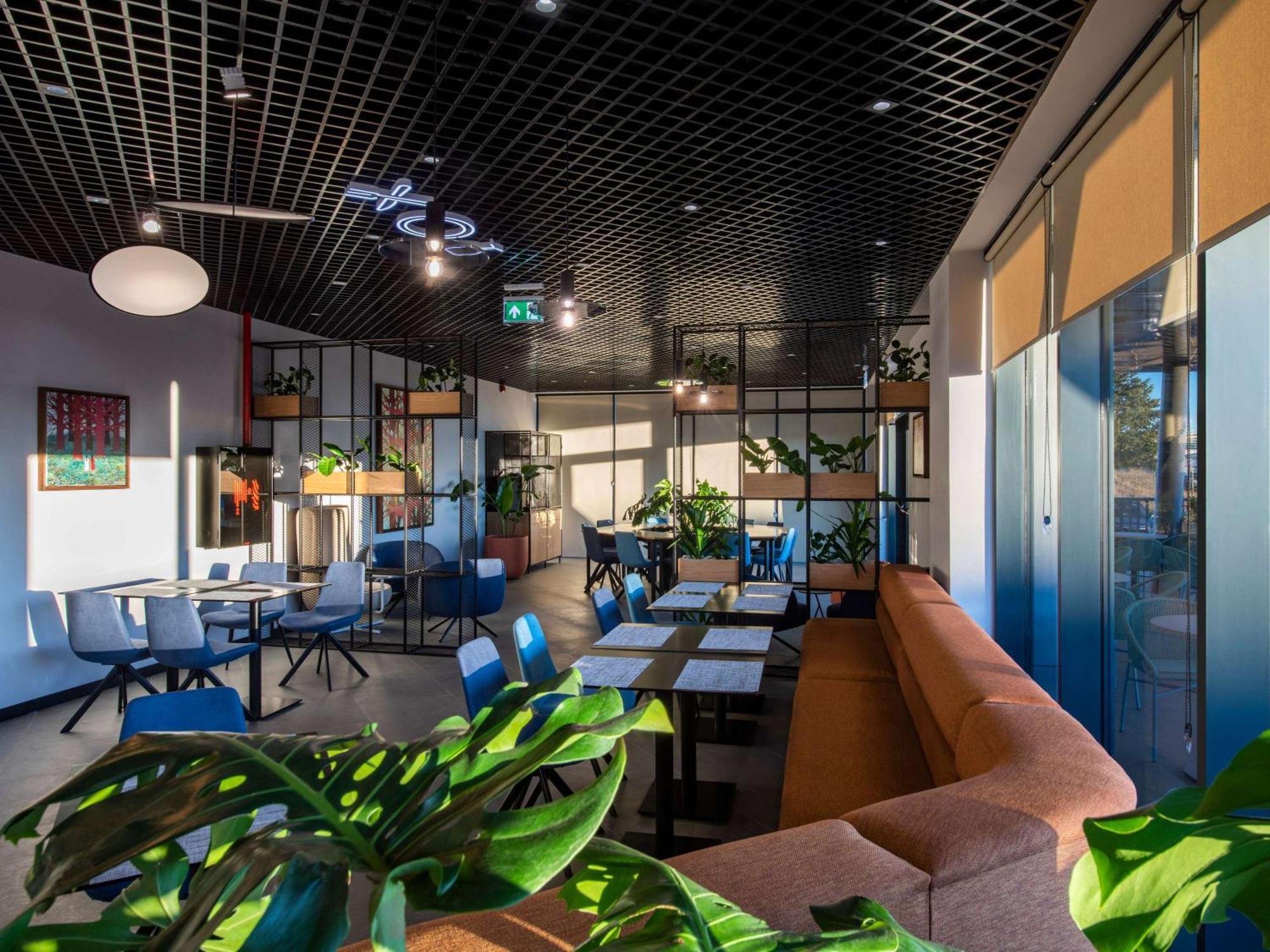 Ibis Tbilisi Airport Hotel Ngoại thất bức ảnh