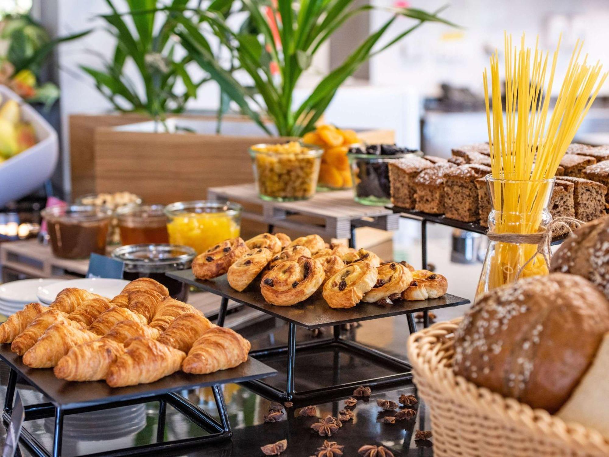 Ibis Tbilisi Airport Hotel Ngoại thất bức ảnh